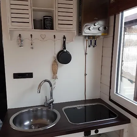 Grosses Gemuetliches Hausboot In Botel Berlino