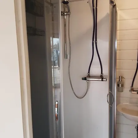 بوتيل Grosses Gemuetliches Hausboot In