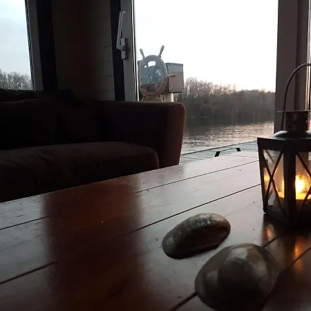 Grosses Gemuetliches Hausboot In *
