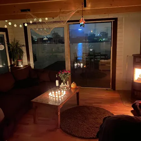 Grosses Gemuetliches Hausboot In بوتيل برلين